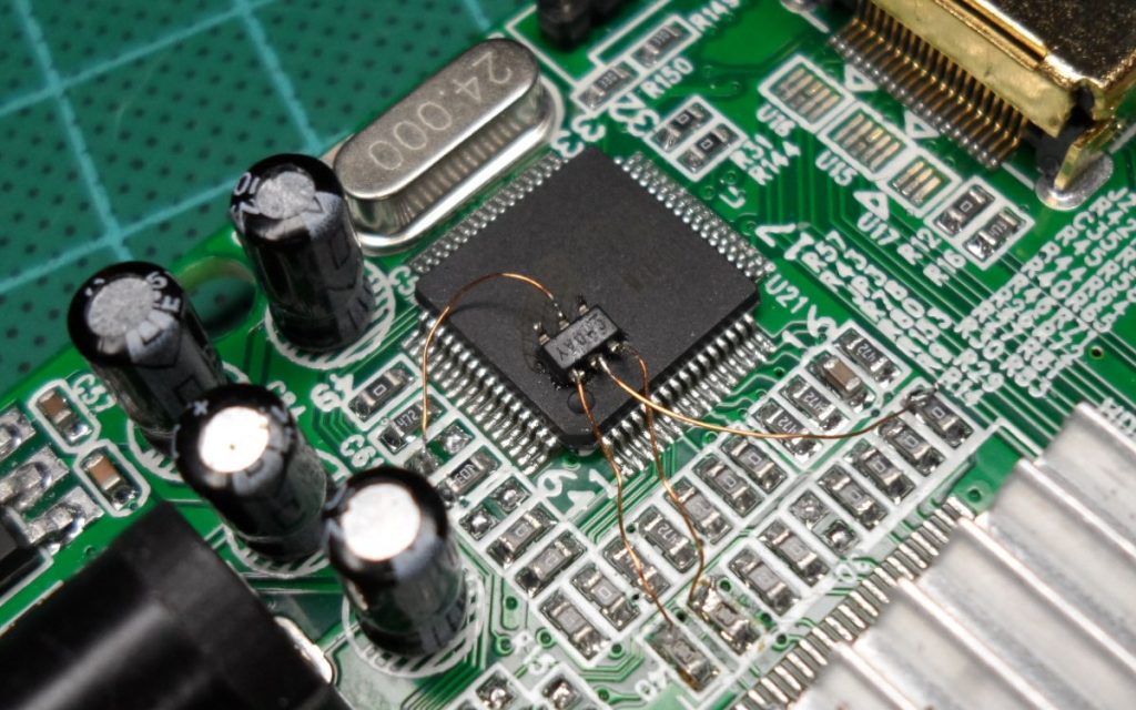 hdmi-splitter-hack-attiny9-installed-zoom