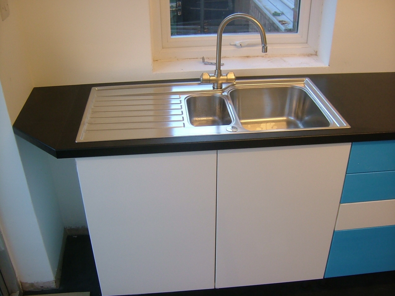 form fitted kitchen sink
